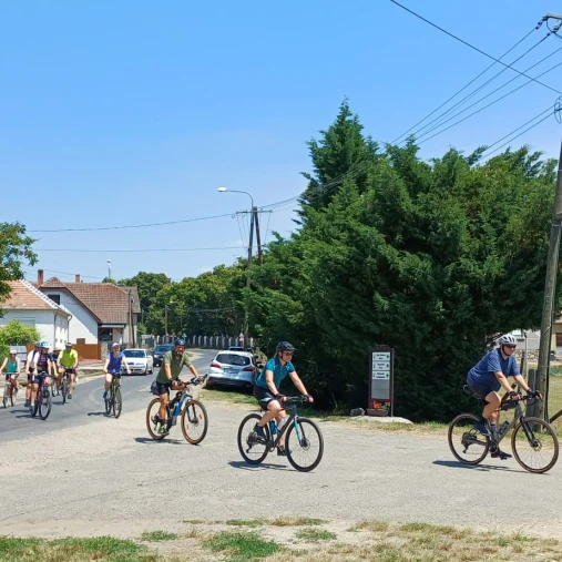 "Kastélyok, rózsák, lovak"  kerékpártúra