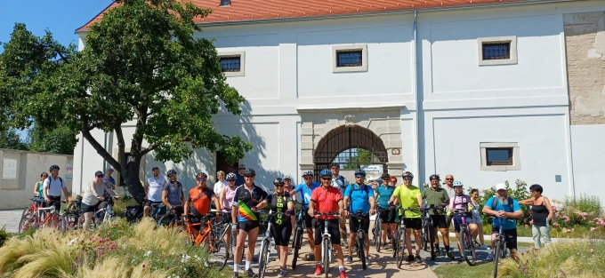 "Kastélyok, rózsák, lovak"  kerékpártúra