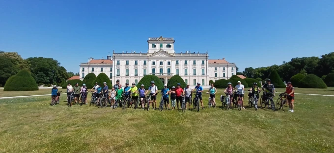 "Kastélyok, rózsák, lovak"  kerékpártúra